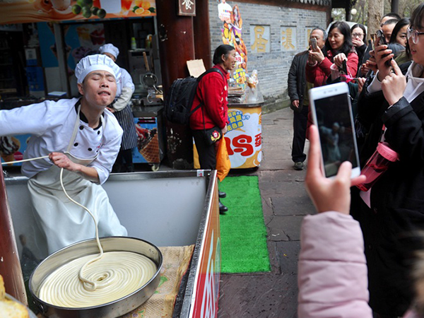 視頻制作讓拉面館爆紅20天，游客“五碗不過崗”